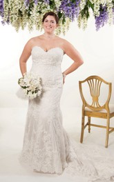 Sweetheart Sheath Lace plus size wedding dress With Appliques And Court Train
